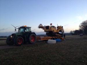 Traktor, Fendt 818 Vario. trailer för transport av täckdikare.